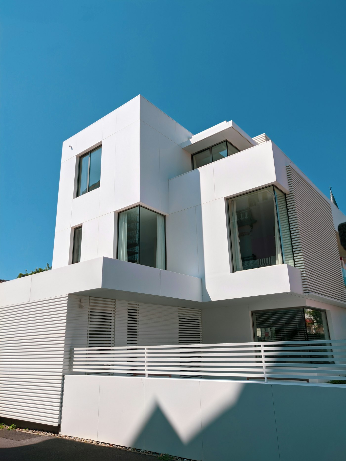 Modern residential building on an Argentine avenue